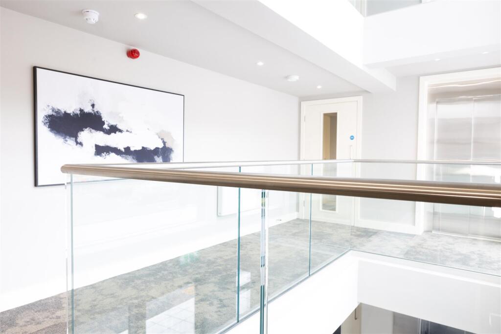 INTERIOR COMMUNAL AREAS