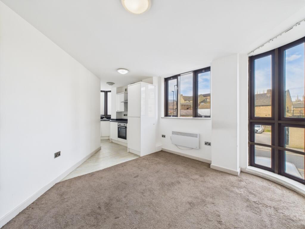 CAM01909G0-PR0361-STILL009