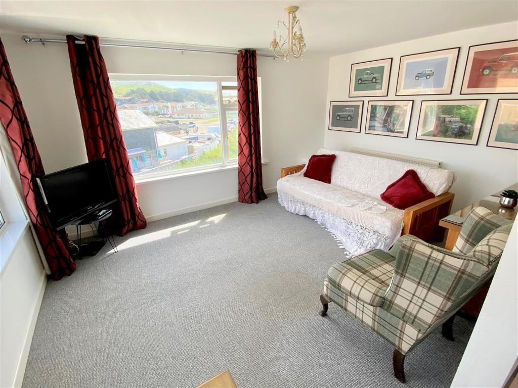7 Riverside Court Lounge