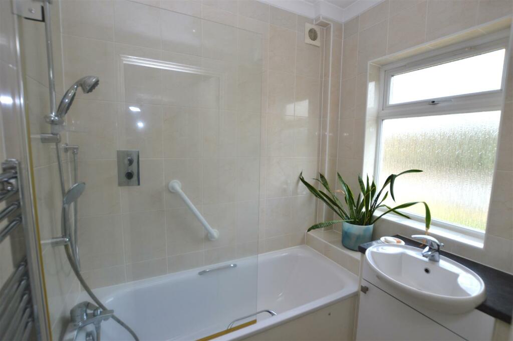 444 Hanworth Road bath.JPG
