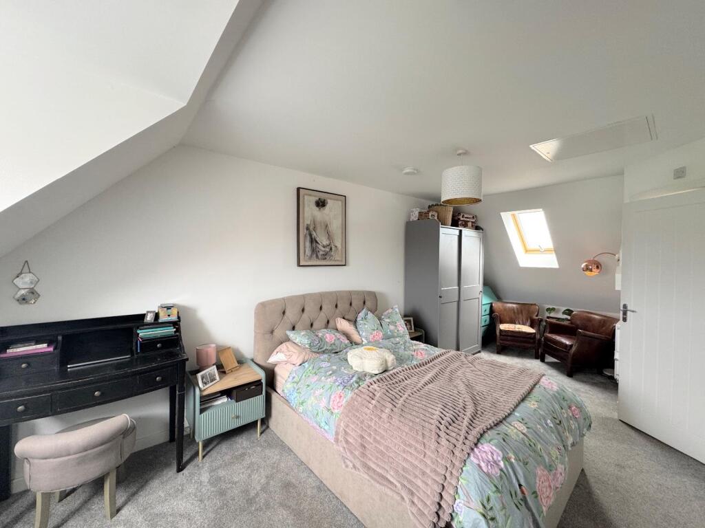 BEDROOM (SECOND FLOOR)