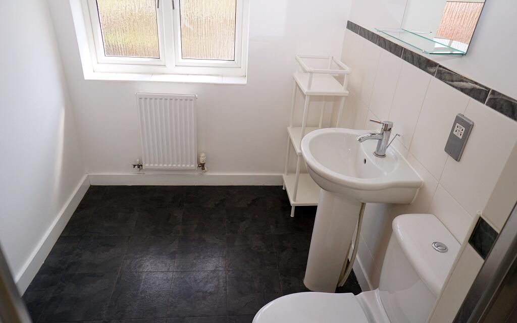 Room 5 Ensuite pic 2