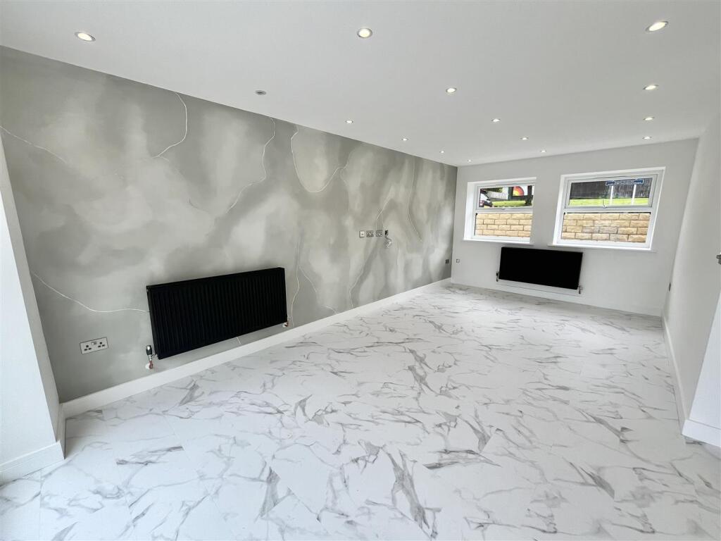 Lounge &amp; Dining Room Area
