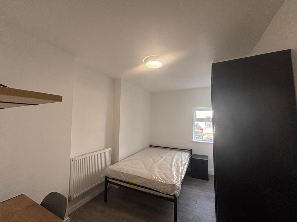 This inviting double bedroom features ample nat...