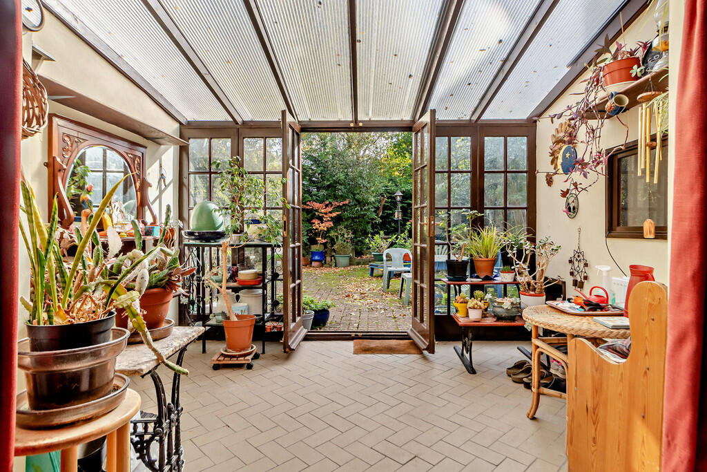 8625073-interior1...