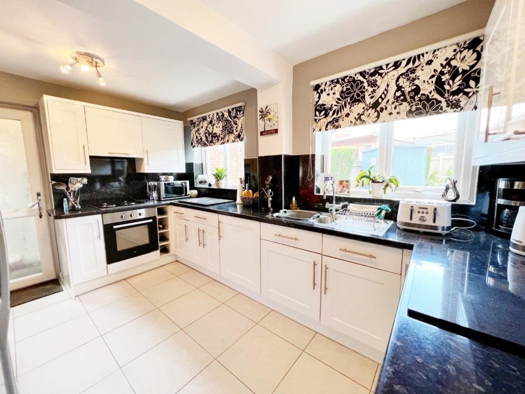 Kitchen pic 1.jpg