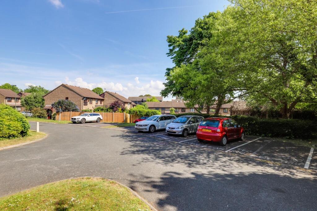 01-ea13JHPropWpen - 44 Ashurst Close - 1.JPG