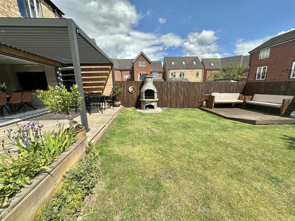 Bramleys Estate Agents - Little Green Lane - Heckm