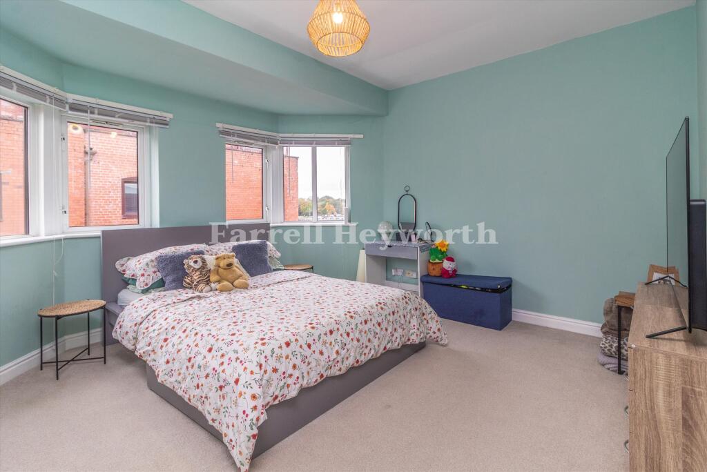 Bedroom 1 image 3