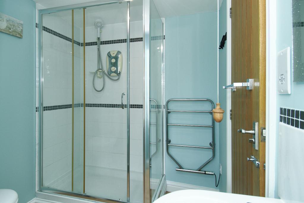 Family bathroom photo 2