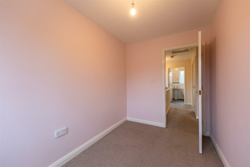 3 Harewood Close-017.jpg