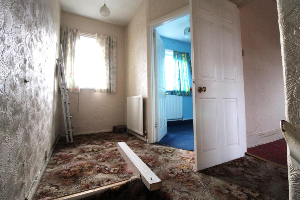 FIRST FLOOR LANDING