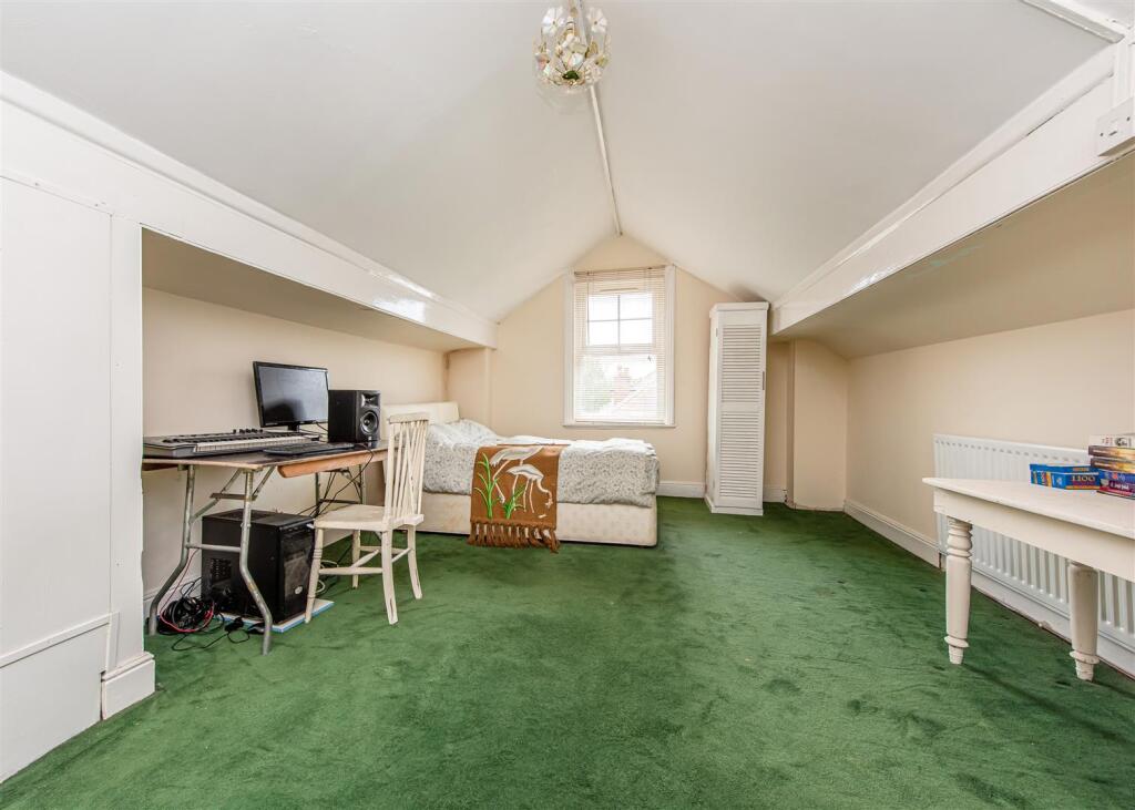 41 Broad Lane-bed4.jpg