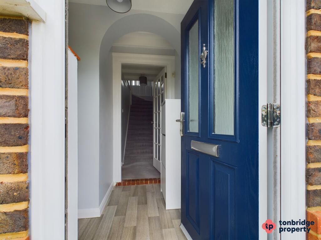 EW Giraffe Hallway Branded 008