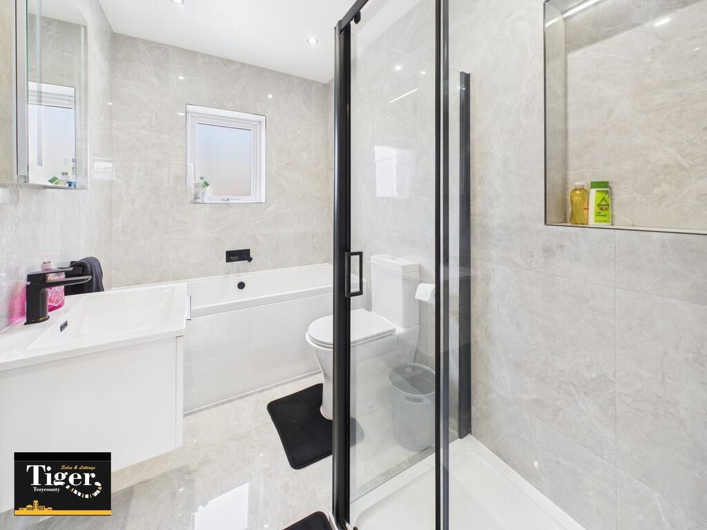 CAM02176G0-PR0559...