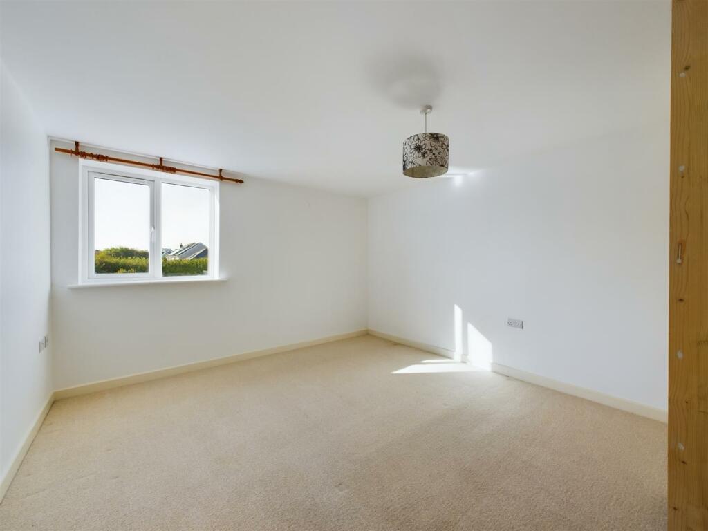 7 Spyrys Heyl Bedroom