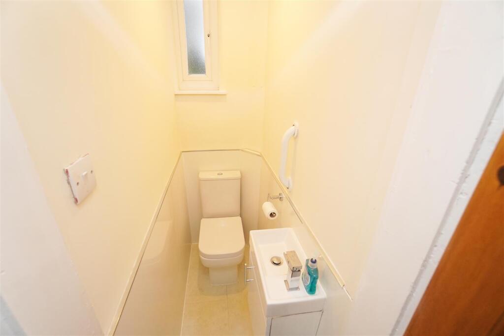 downstairs wc.jpg