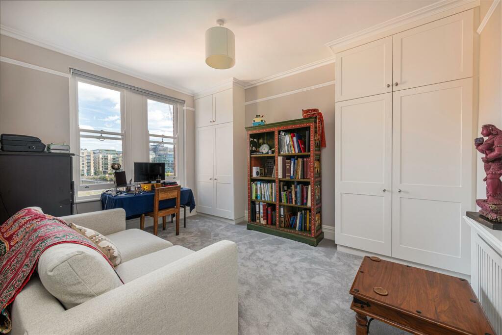 44 Riverview Gdns Bed 2.jpg