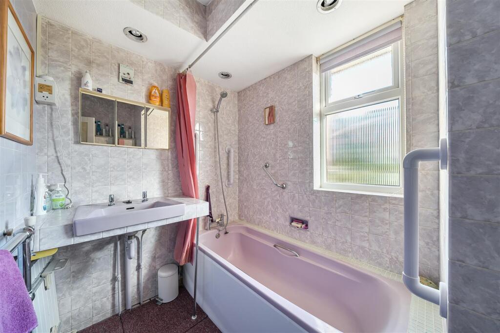 Durrants Drive - Bathroom.jpg