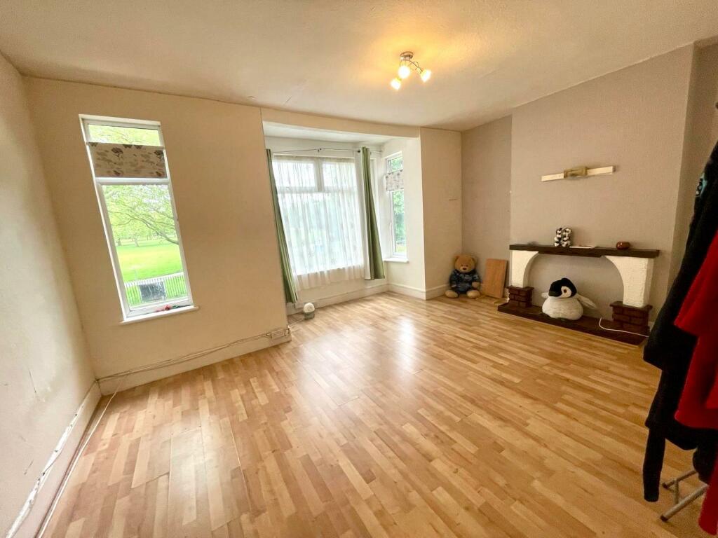 Spacious Two-Bedroom Flat on High Street South, E
