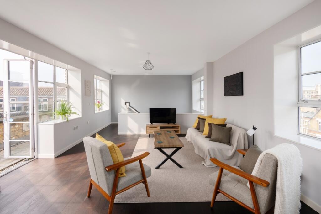 Apartment 5, 14 M...