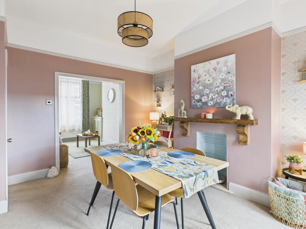 CAM03729G0-PR0161-STILL025