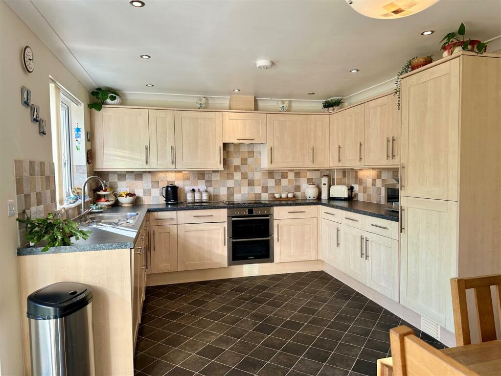 Kitchen 2.jpg