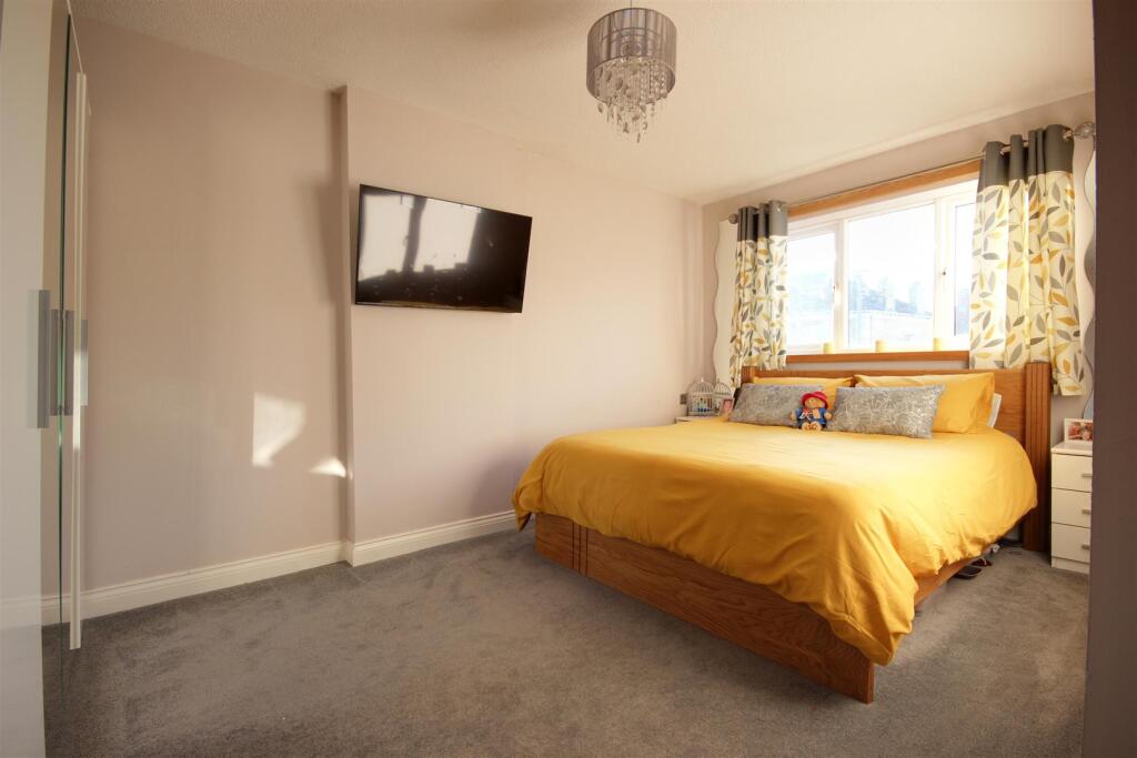 BEDROOM 1 (FRONT)