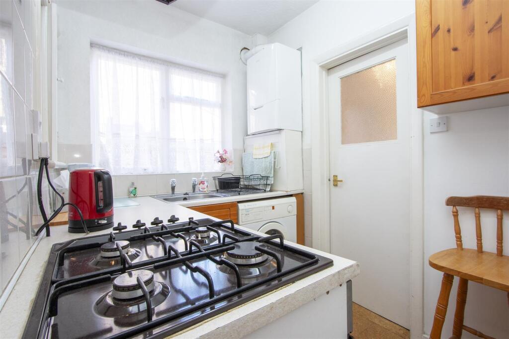 40 Chestnut Grove London SW12 8JB kitchen 2.jpg