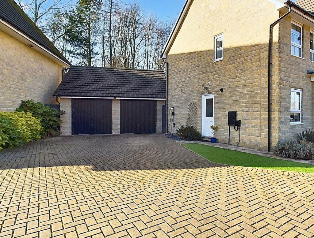 Double Garage &amp; Driveway