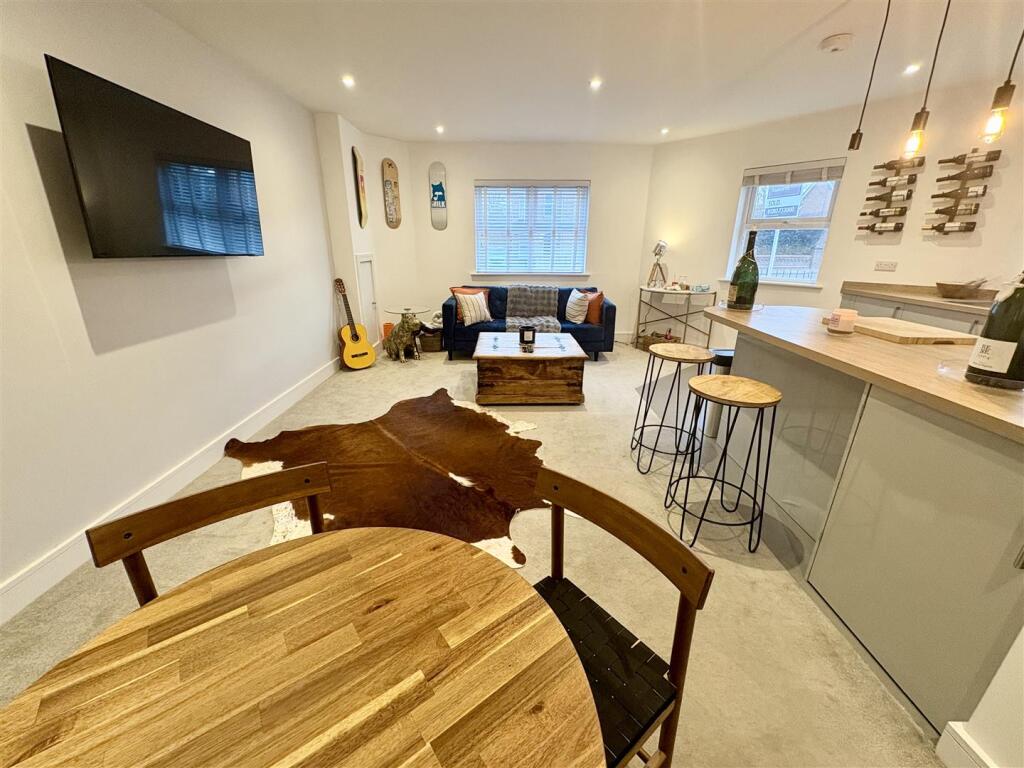 5. lounge diner2.jpg