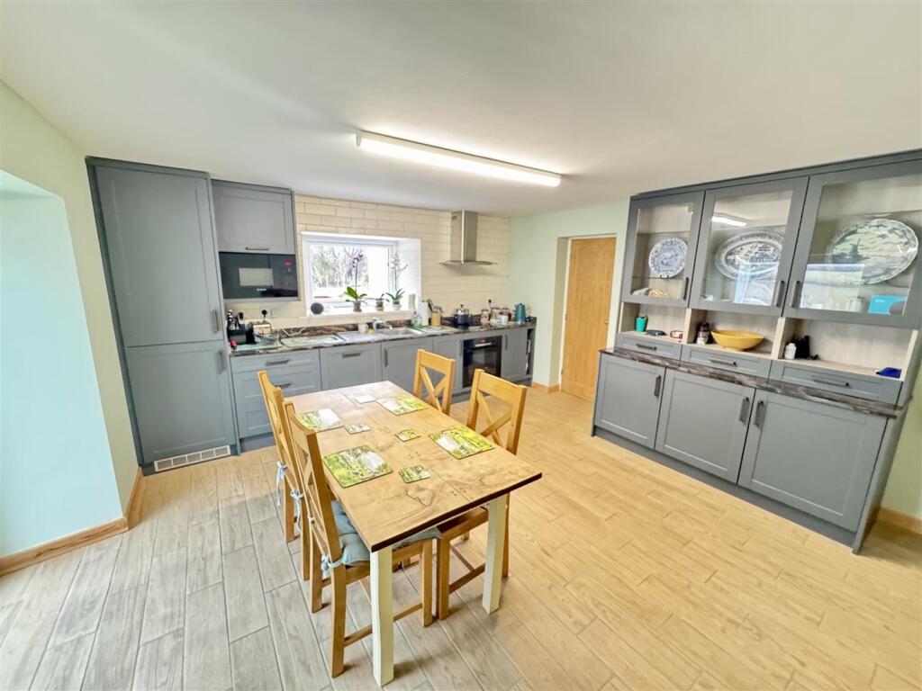 KITCHEN/ DINING ROOM