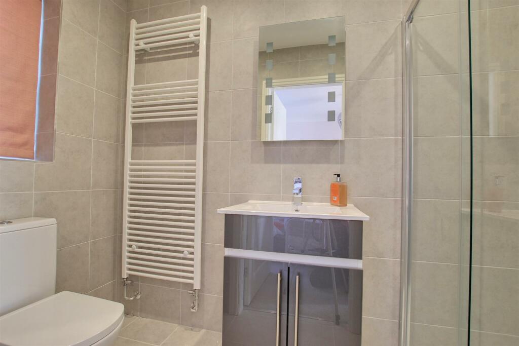 EN-SUITE SHOWER ROOM
