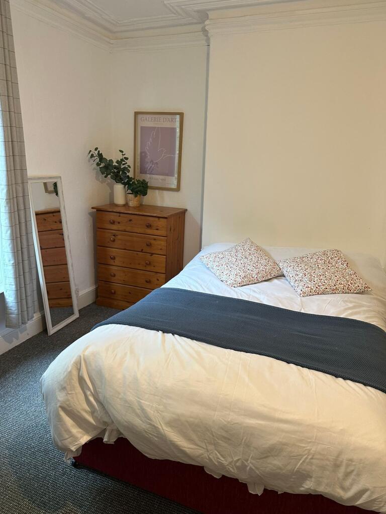 A cozy double bedroom featuring a comfortable b...