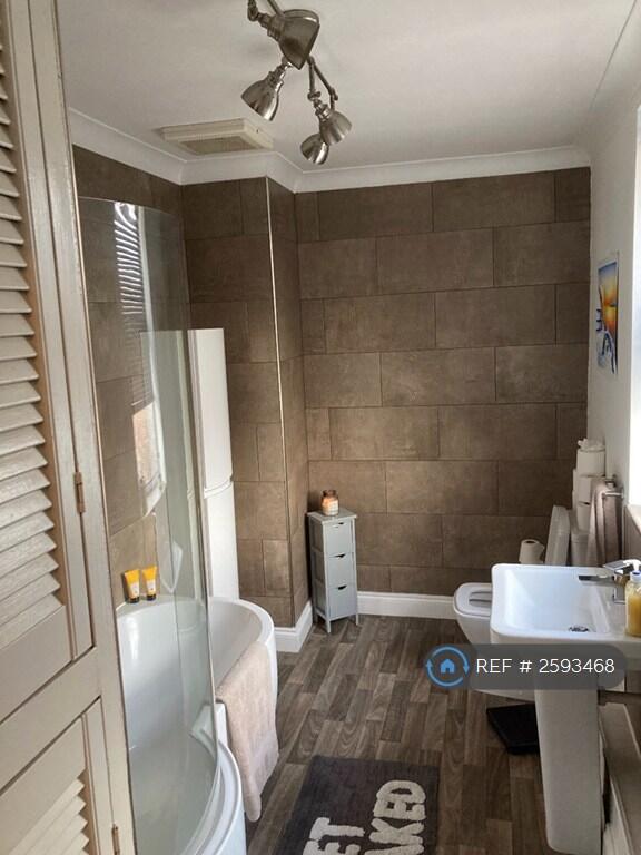 Ensuite Family Bathroom