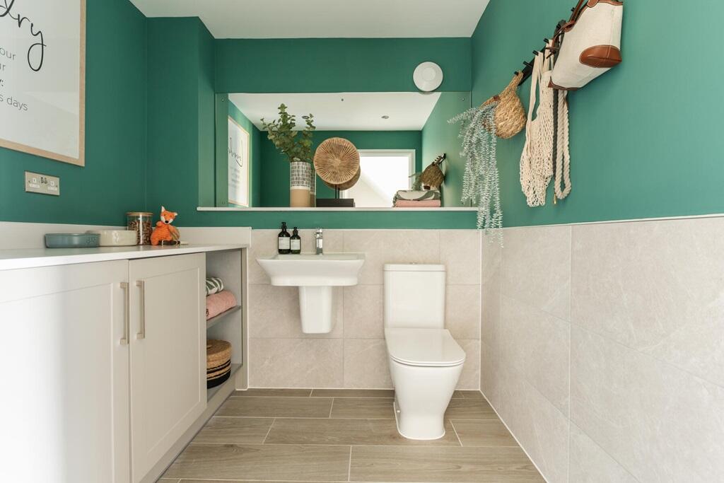 Large cloakroom with utility area for the washing machine