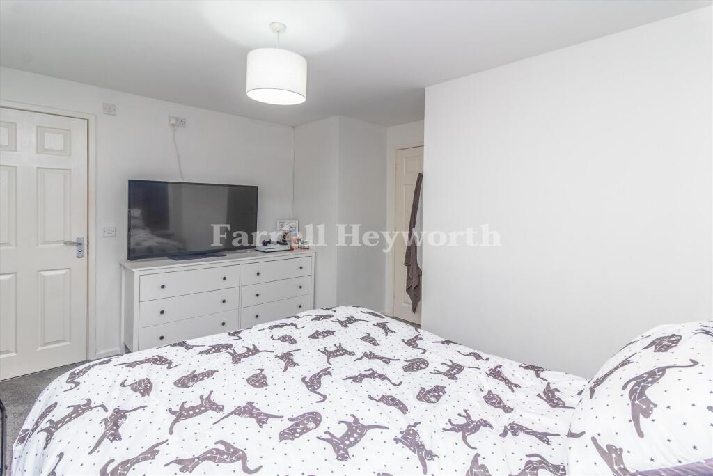 Bedroom 1 image 2