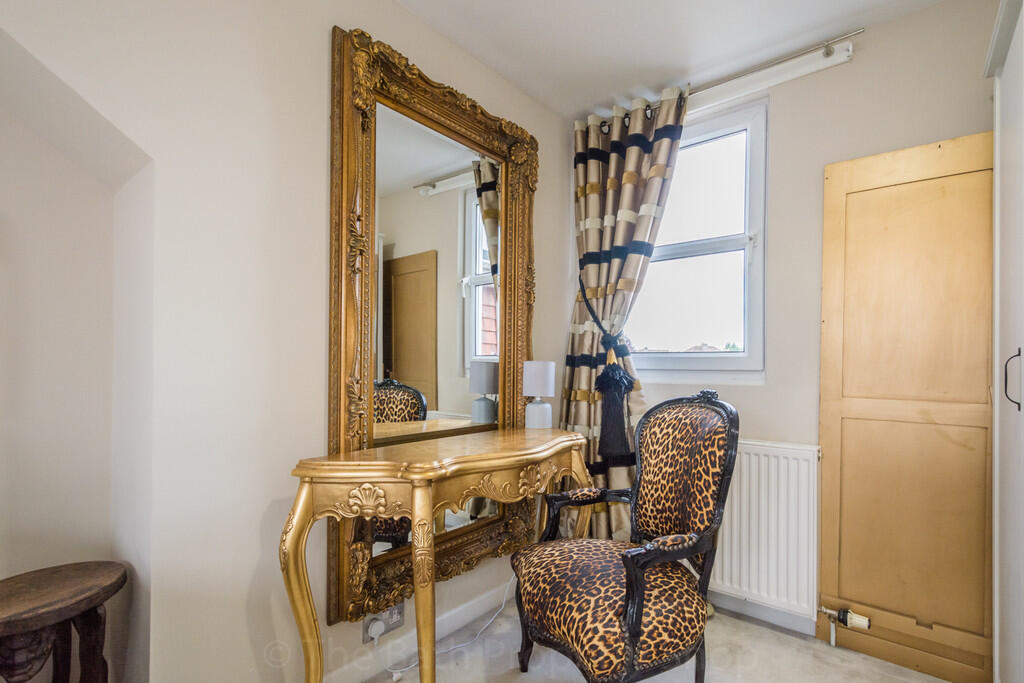 27 Combe Road New...