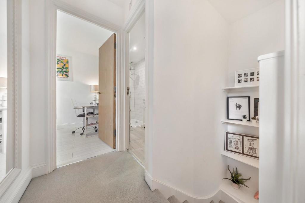 Hallway (1).jpg