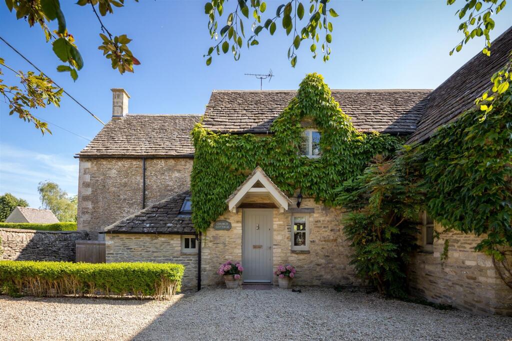 8 - Church Cottage - GL7 5HX - Web.jpg