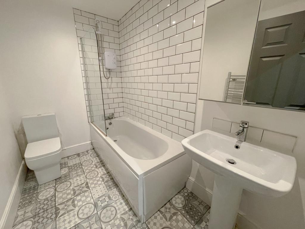 Flat 2, 1A Holmes St