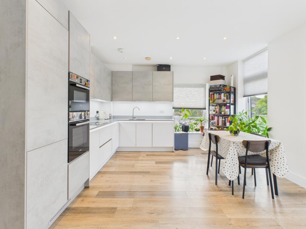 CAM02119G0-PR0450-STILL003