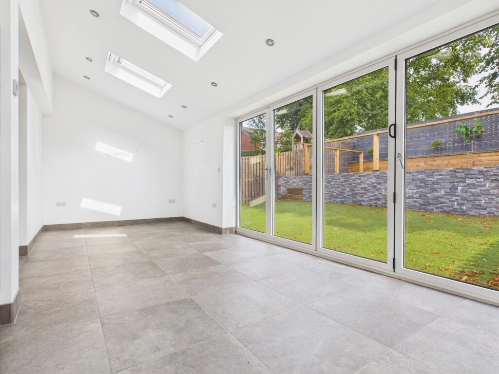 CAM03729G0-PR0113-STILL024