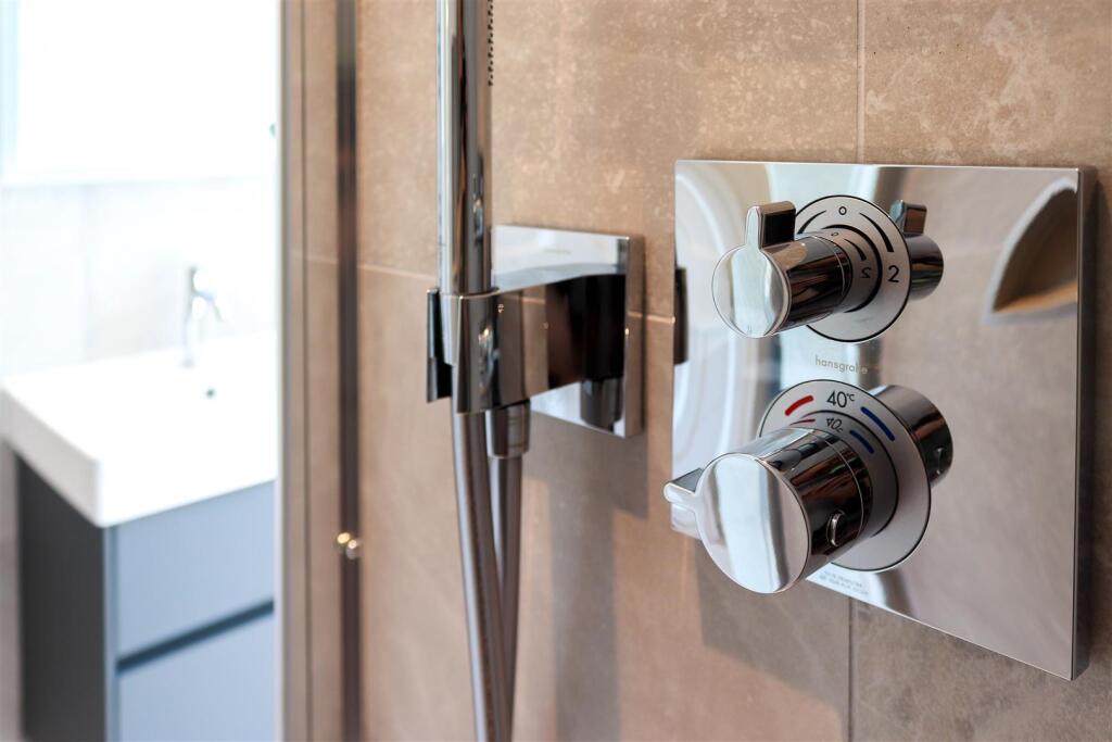 52. Bathroom 1.7.jpg
