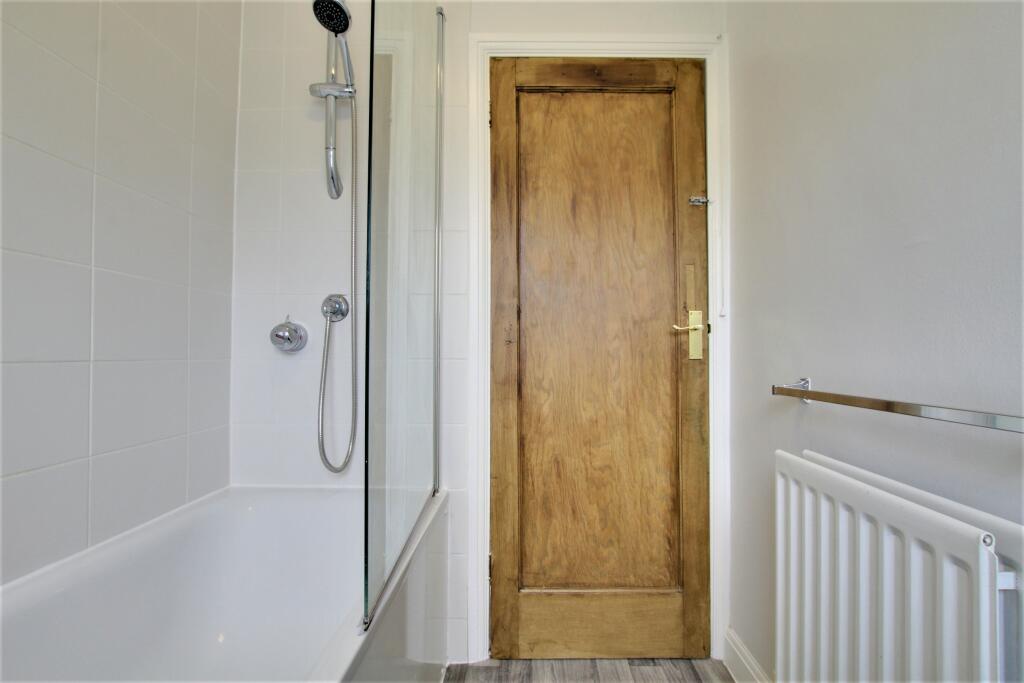 5.bathroom.jpg