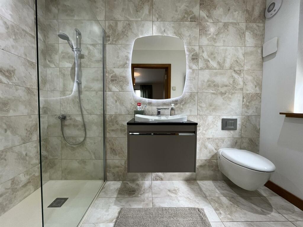 EN-SUITE SHOWER ROOM