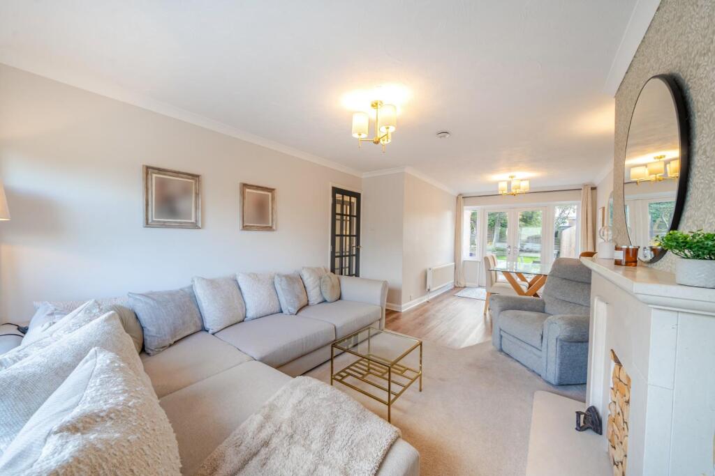 lounge through diner.JPG