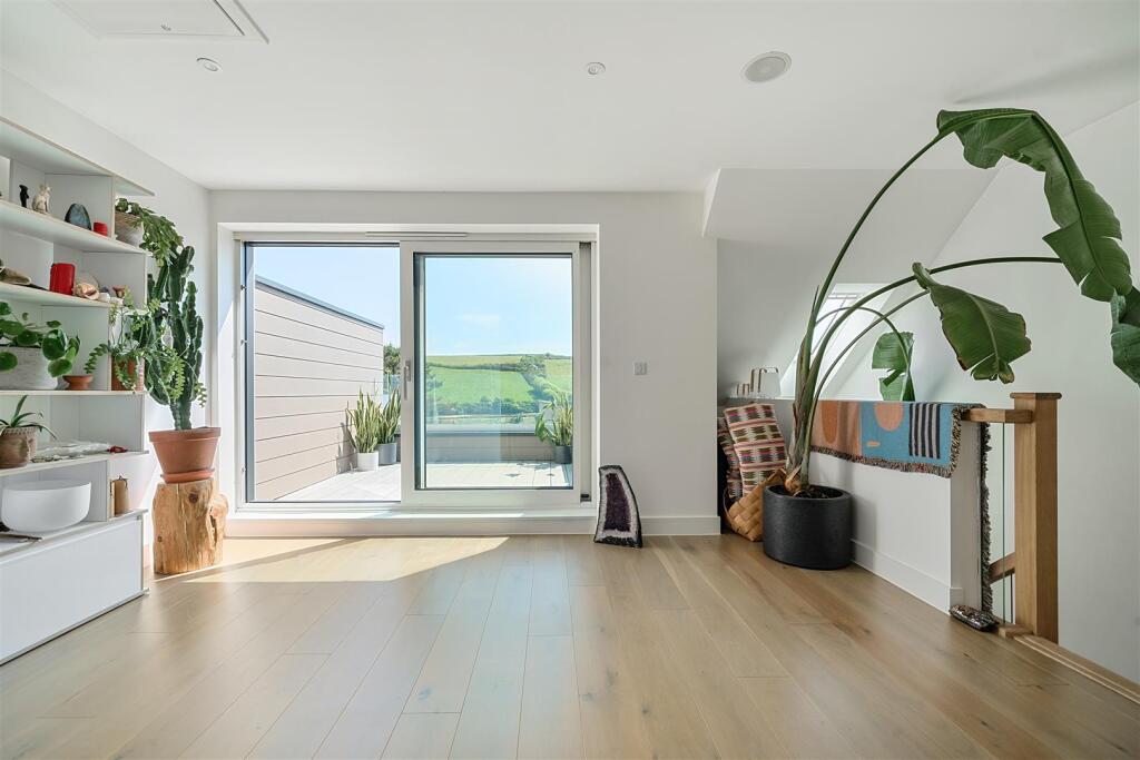 THE PROPERTY