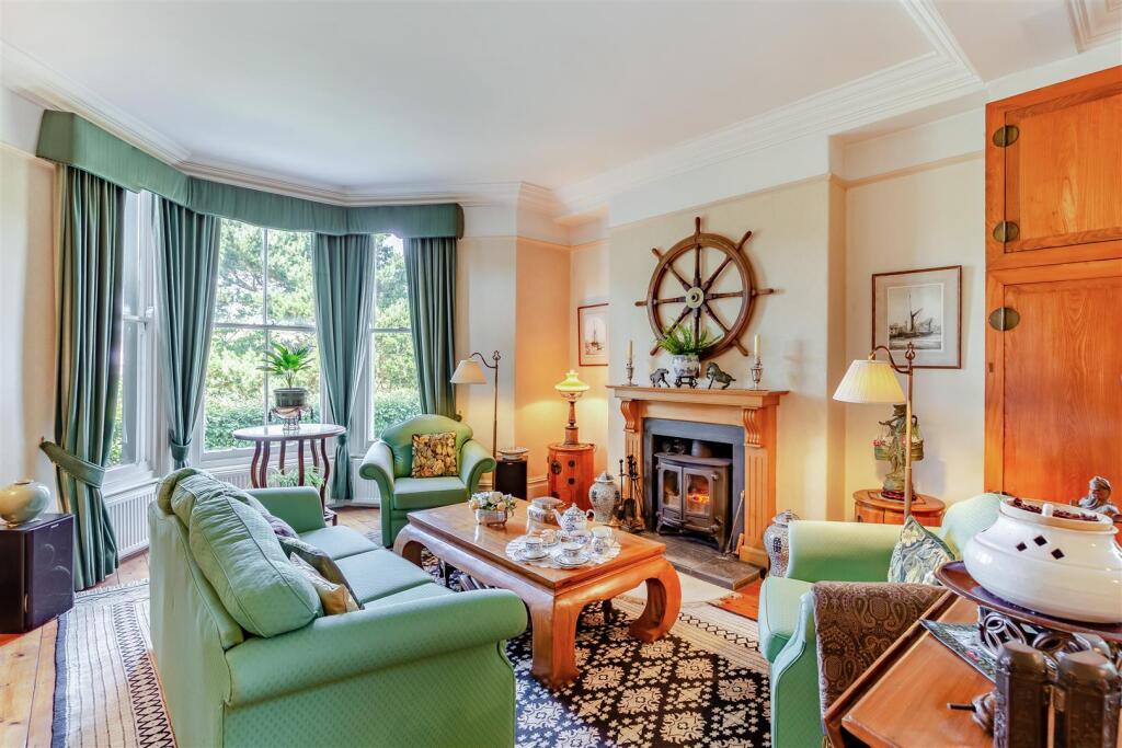 8653379-interior01.jpg