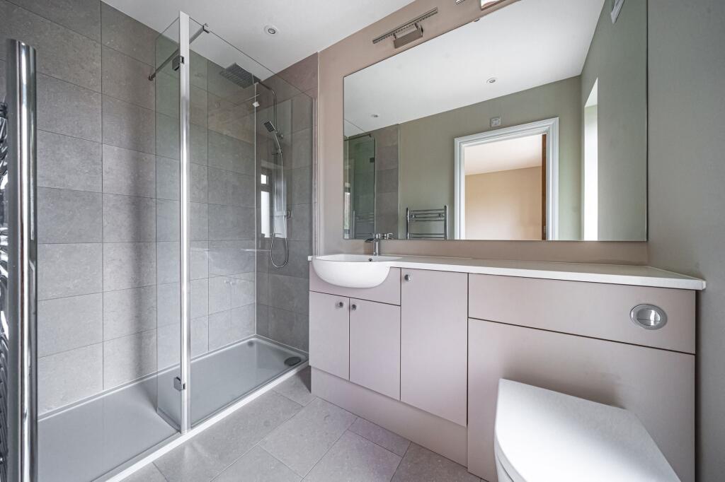 En-Suite to Bedroom 3
